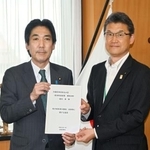 　城内全世代型社会保障改革相（左）に提言書を手渡す宮崎県の河野俊嗣知事＝２３日午前、東京都千代田区