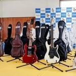 　押収されたギター＝２３日午後、京都・西京署