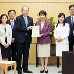 　日本産科婦人科学会など１０団体の理事長らと面会し、「女性のヘルスケアに関するガイダンス」を受け取る高市首相（右から４人目）＝２３日午後、首相官邸