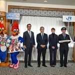 　記念撮影するＪＲ西日本の倉坂昇治社長（右から５人目）とＵＳＪ運営会社の村山卓社長（同６人目）ら＝２３日午後、大阪市