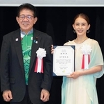 　自転車アンバサダーに任命され、金子国交相（左）と写真に納まる元体操選手の田中理恵さん＝２３日午後、東京都千代田区