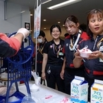 　日航グループのスタッフに振る舞われたかき氷＝２３日午後、羽田空港