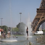 　熱波に見舞われたフランス・パリの噴水で涼む人たち＝６月２４日（ＡＰ＝共同）