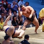 　霧島がとったりで大の里を破る＝ＩＧアリーナ