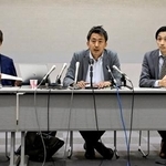 　記者会見する原告側の弁護士＝２３日午後、高松市