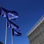 　ＥＵ欧州委員会の本部に掲げられたＥＵの旗＝４月、ブリュッセル（ロイター＝共同）