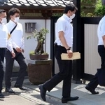 　家宅捜索で住吉会系組織の事務所に入る捜査員ら＝２３日午後、宮城県石巻市