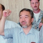 　１９９７年６月、ベイルート地裁で開かれた初公判でガッツポーズする日本赤軍の岡本公三容疑者（共同）