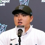 　米大リーグ、マーリンズの入団記者会見に臨む佐々木麟太郎＝２３日、マイアミ（共同）