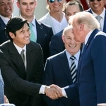 　ホワイトハウスにトランプ大統領（右）を表敬訪問し、握手を交わす米大リーグ、ドジャースの大谷翔平＝２３日、ワシントン（ロイター＝共同）