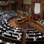 　改正皇室典範を可決、成立した参院本会議＝１７日