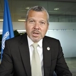 　２３日、ロンドンの国際海事機関本部で共同通信と単独会見するドミンゲス事務局長（共同）