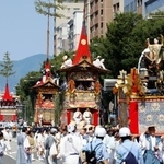 　祇園祭・後祭の「山鉾巡行」＝２４日午前、京都市