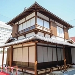 　松山市に再建された愚陀仏庵＝２４日午前
