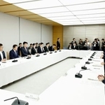 　首相官邸で開かれた外国人政策の関係閣僚会議＝２４日午前