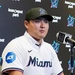 　米大リーグ、マーリンズの入団記者会見に臨む佐々木麟太郎＝２３日、マイアミ（ＡＰ＝共同）