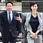 　６月２６日、ソウル高裁に出廷する崔泰源会長（左）と盧素英氏（聯合＝共同）
