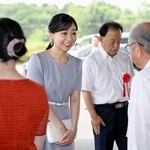 　全日本高校馬術競技大会の開会式会場に到着された佳子さま＝２４日午前、静岡県御殿場市の馬術・スポーツセンター