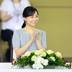 　全日本高校馬術競技大会の開会式に出席された佳子さま＝２４日午前、静岡県御殿場市の馬術・スポーツセンター