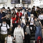 　お盆休みのＵターンラッシュがピークとなり、混雑するＪＲ東京駅の新幹線ホーム＝２０２５年８月１６日