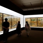 　特別展を前に報道陣に公開された狩野宗眼重信のふすま絵「秋冬花鳥図襖」（左）と「春景花鳥図襖」＝２４日午後、東京・上野の東京都美術館