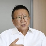 　インタビューに応じるエディオンの久保允誉会長