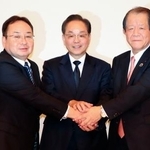 　記者会見を終え、ポーズをとるいよぎんＨＤの三好賢治社長（中央）ら＝２４日午後、松山市