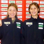 　バレーボールのネーションズリーグ女子決勝大会から帰国した主将の石川真佑（左）と和田由紀子＝２４日、成田空港