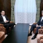 　会談に臨む自民党の磯崎参院国対委員長（右）と立憲民主党の斎藤国対委員長＝２４日午前、国会