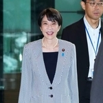 　首相官邸に入る高市首相＝２４日午前