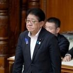 　参院本会議で改正建築物省エネ法が可決、成立し、起立する金子国交相＝２４日夜