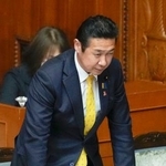 　参院本会議で「医療的ケア児」の支援を拡充する改正支援法が可決、成立し、一礼する黄川田こども政策相＝２４日夜