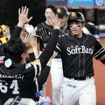 　４回、３ランを放ちナインに迎えられるソフトバンク・栗原（右手前）＝ベルーナドーム