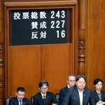 　参院本会議で改正国民投票法が可決、成立し、起立する林総務相（手前）＝２４日夜