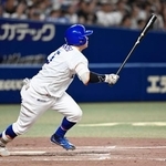 　９回中日１死二、三塁、村松がサヨナラの遊撃内野安打を放つ＝バンテリンドーム