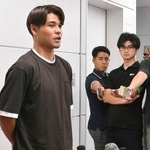 　新シーズンに向けて渡欧する前に羽田空港で取材に応じるサッカー日本代表の佐野海舟（左端）＝２４日