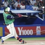 　１２回ヤクルト２死一塁、内山が左越えにサヨナラ２ランを放つ＝神宮