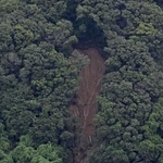 　土砂が流れ込み倒壊した住宅＝１８日、栃木県足利市