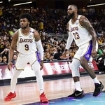 　コートに立つレブロン・ジェームズ（右）＝２０２４年１０月、パームデザート（ＮＢＡＥ・ゲッティ＝共同）