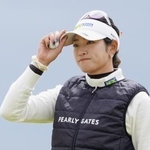 　第２ラウンド、１８番でパーパットを決め、ホールアウトする原英莉花。通算４アンダーで４位＝ダンドナルド・リンクス（共同）