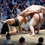 　１３日目の２４日、熱海富士（右）に寄り倒しで敗れる豊昇龍＝ＩＧアリーナ