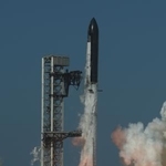 　米スペースＸの拠点施設から打ち上げられる大型宇宙船「スターシップ」＝２４日、米テキサス州（ＡＰ＝共同）