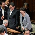 　第２２１特別国会が事実上閉幕し、衆院本会議場で自民党の鈴木幹事長（左下）にあいさつする高市首相＝２４日