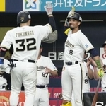 　７回、勝ち越しの本塁打を放った福永（３２）を迎える岸田監督（右端）とオリックスナイン＝京セラドーム