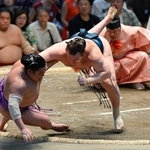 　安青錦が寄り倒しで尊富士を破る＝ＩＧアリーナ