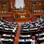 　「副首都」構想関連法を可決、成立した参院本会議＝２４日