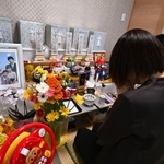 　祭壇に手を合わせる、亡くなった松本幸司さんの姉（手前）と妻恵梨子さんの兄＝２５日午後、静岡県袋井市（代表撮影）