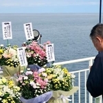 　北方領土を望む航路で祈る「洋上慰霊」の参加者＝２５日午後（代表撮影）