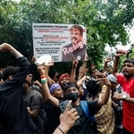 　インドのプラダン教育相の辞任を受けて喜ぶ「ゴキブリ人民党（ＣＪＰ）」の支持者＝２５日、ニューデリー（ロイター＝共同）