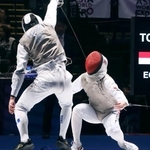 　男子フルーレ個人３回戦でエジプト選手と対戦する飯村一輝（右）＝香港（共同）